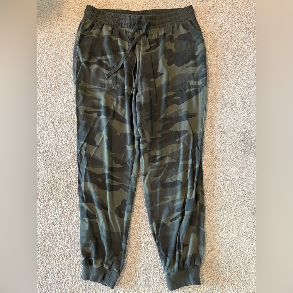 Splendid large Camo joggers